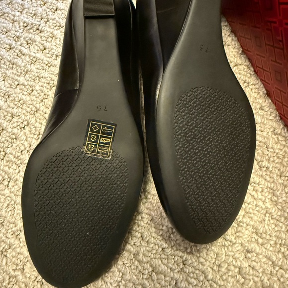Tory Burch Black Chelsea Nappa leather wedges with Gold Emblem - Picture 3 of 8